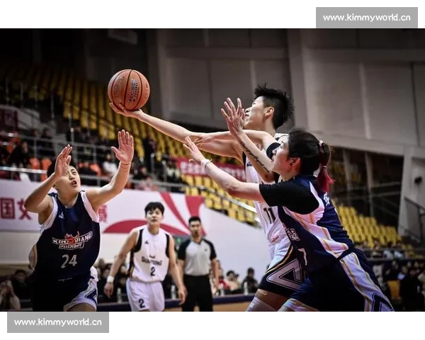 篮球赛场激烈对决：关键时刻球员绝杀瞬间引爆全场热情